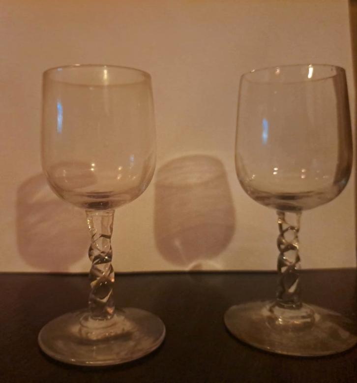 Twee vintage wijnglazen met gedraaide voet, Antiek en Kunst, Antiek | Glas en Kristal, Ophalen of Verzenden