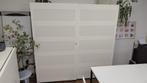 Hoge akoestische witte kast metaal met planken en lades, Huis en Inrichting, Kasten | Roldeurkasten en Archiefkasten, Ophalen