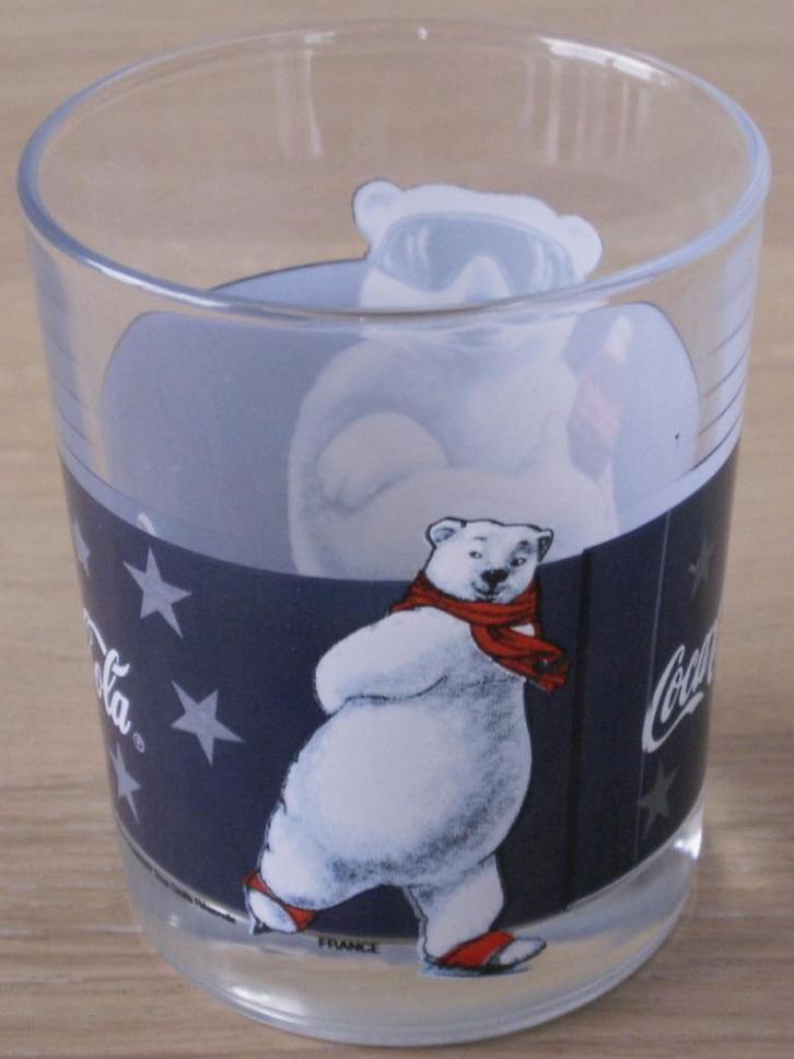 Laag Coca Cola glas winter IJsbeer op schaatsen met flesje C, Verzamelen, Glas en Borrelglaasjes, Nieuw, Ophalen of Verzenden