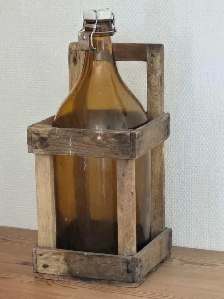 Vintage bruine fles in houten krat * Decoratie uit Zweden, Huis en Inrichting, Woonaccessoires | Overige, Ophalen