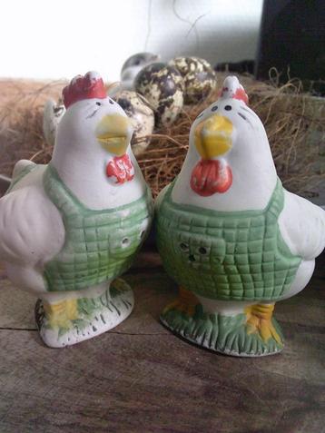Vintage Peper en zout stel kippetjes met schortje beschikbaar voor biedingen