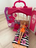 Inklapbaar Barbiehuis met Barbie & Accessoires, Kinderen en Baby's, Speelgoed | Poppenhuizen, Ophalen of Verzenden, Zo goed als nieuw