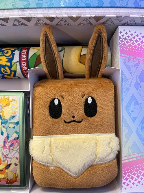 Fuzzy Eevee Deck Box uit Prismatic Evolutions Super Premium, Hobby en Vrije tijd, Verzamelkaartspellen | Pokémon, Nieuw, Ophalen of Verzenden