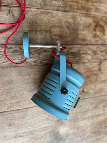 Blauwe retro wandlamp met rood snoer beschikbaar voor biedingen