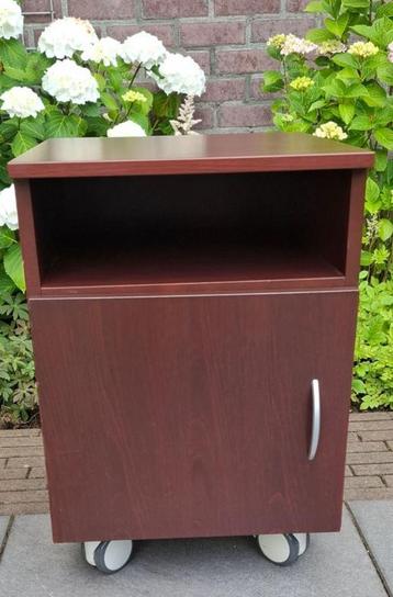 Verrijdbaar Nachtkastje / Bijzetkastje beschikbaar voor biedingen