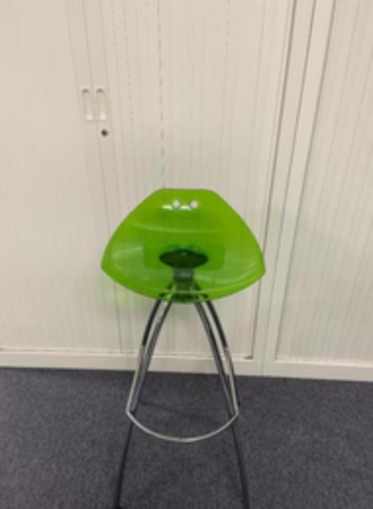 2 barkrukken in het groen voor 70 euro, Huis en Inrichting, Barkrukken, 60 tot 90 cm, Kunststof, 2 krukken, Ophalen