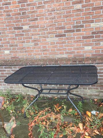 Grijze/Zwarte Buitentafel MOET WEG!! beschikbaar voor biedingen