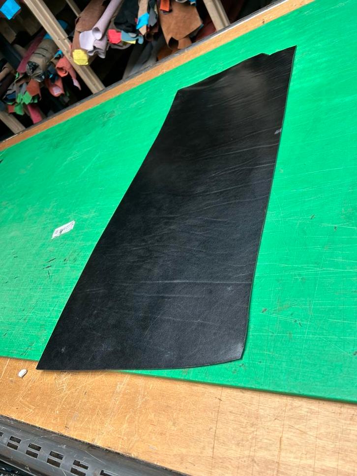 2 zwarte tuigleer lappen 3-3,5 mm dikte half soepel nr2-3, Hobby en Vrije tijd, Stoffen en Lappen, Zo goed als nieuw, Leer of Kunstleer