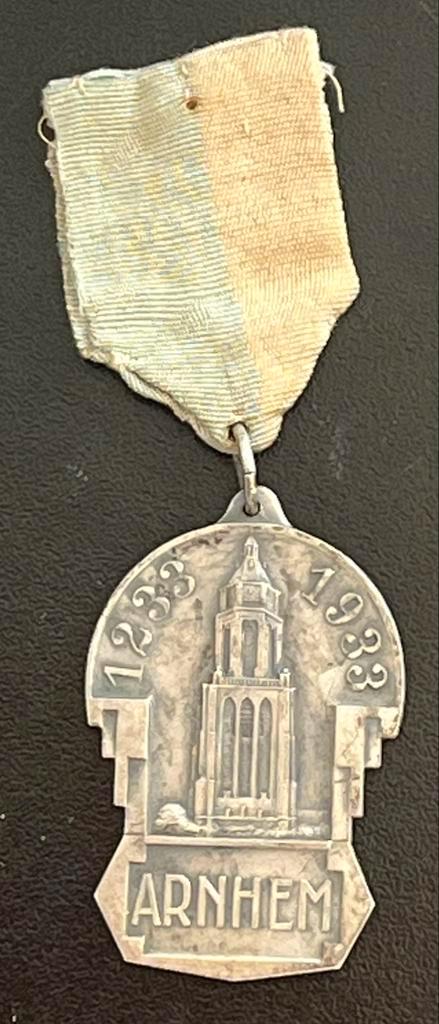 wandelmedaille Eusebiuskerk Arnhem 1233 -1933 700 jaar, Postzegels en Munten, Penningen en Medailles, Overige materialen, Ophalen of Verzenden