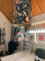 Prachtige moderne lamp op klassieke plexiglas voet., Stof, Moderne klassieke lamp, Ophalen of Verzenden, Zo goed als nieuw