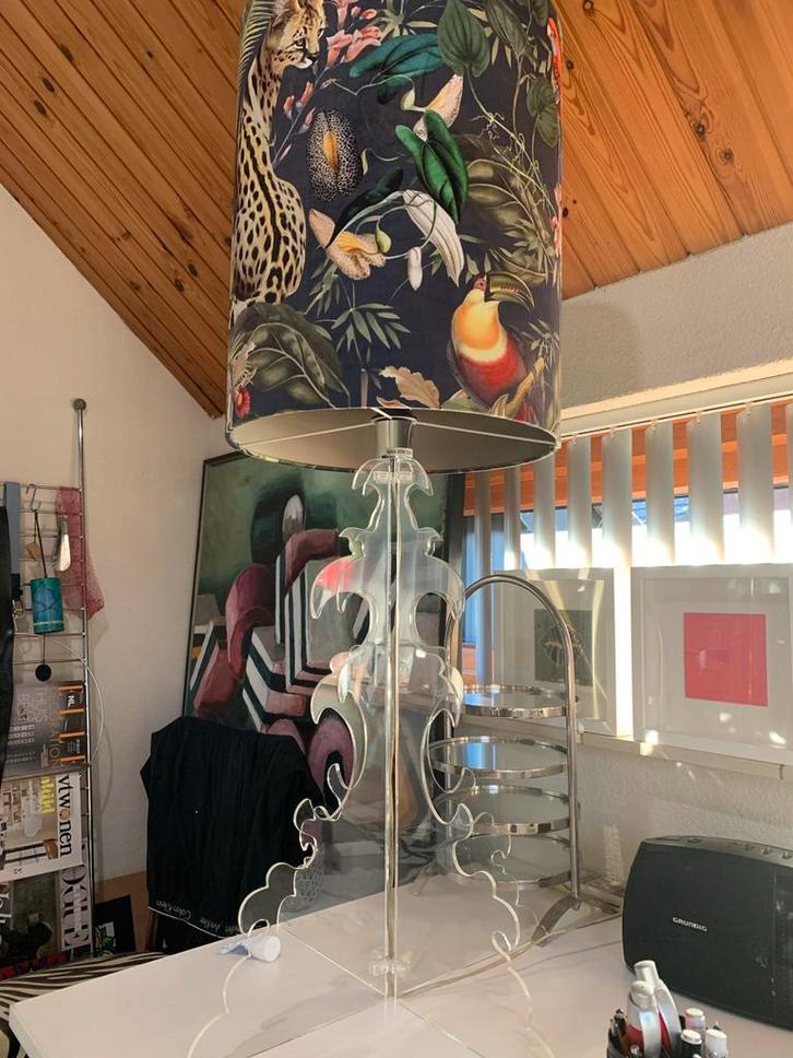 Prachtige moderne lamp op klassieke plexiglas voet., Huis en Inrichting, Lampen | Tafellampen, Zo goed als nieuw, 75 cm of meer