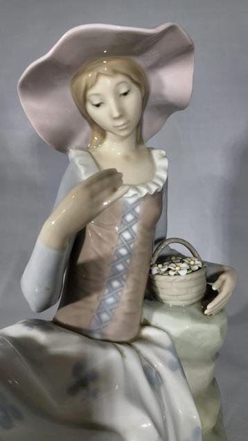  Lladro by NAO beeldje – Zittende dame met bloemenmand  beschikbaar voor biedingen