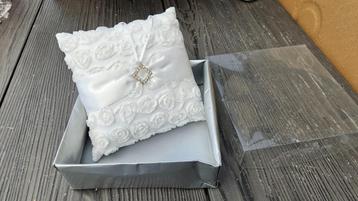  Ringkussen wit – met bloemen en diamantlook steentjes beschikbaar voor biedingen