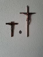 Twee oude kruisbeeldjes en een oud medaillonnetje te koop., Ophalen of Verzenden