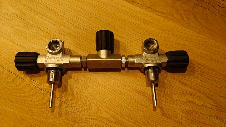 Dubbele kraan 200bar voor duikflessen 10/12 liter, Watersport en Boten, Duiken, Gebruikt, Duikfles, Ophalen of Verzenden