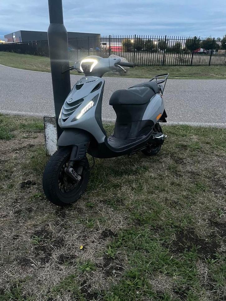 Zip 70 cc, Fietsen en Brommers, Scooters | Piaggio, Zo goed als nieuw, Zip, Tweetakt, Ophalen
