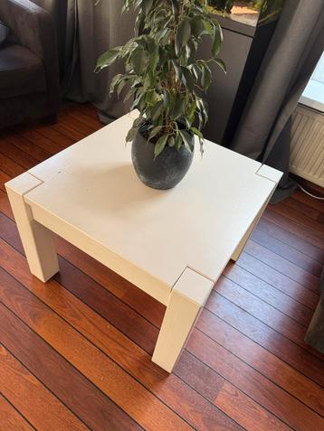 Houten salontafel beschikbaar voor biedingen
