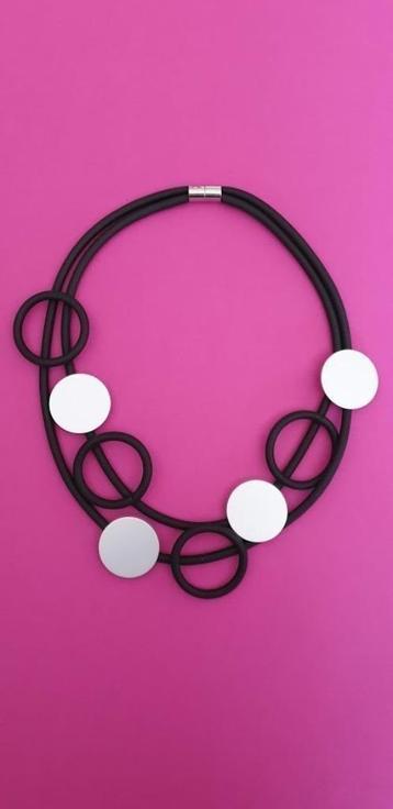 Rubber en aluminium ketting met magneetsluiting beschikbaar voor biedingen