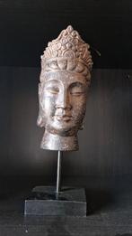Boeddha hoofd sculptuur op standaard, Huis en Inrichting, Ophalen of Verzenden, Gebruikt