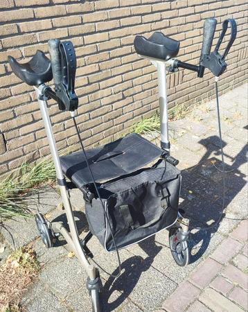 Zeer lichte, hoge rollator met elleboogsteunen, opvouwbaar beschikbaar voor biedingen