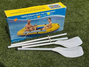 Opblaasbare boot met roeispanen beschikbaar voor biedingen