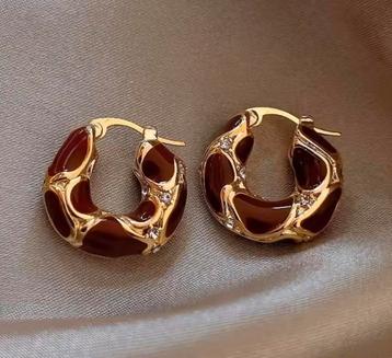 Elegante gouden oorbellen met bruin emaille en strass – beschikbaar voor biedingen