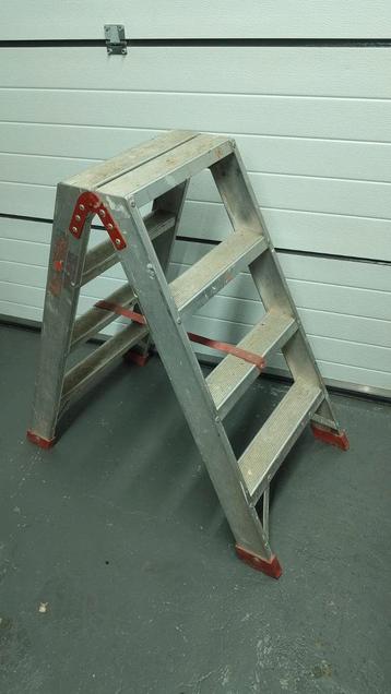 Dubbele trap - 4 treden - 90cm hoog beschikbaar voor biedingen