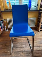 10 blauwe houten stoelen met chrome frame, per stuk € 19,50, Blauw, Modern, goed te combineren met andere stylen, Ophalen of Verzenden