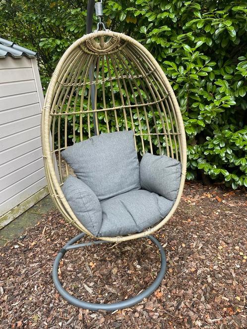 Hangstoel met Kussen (ei stoel), Tuin en Terras, Tuinstoelen, Zo goed als nieuw, Wicker, Ophalen