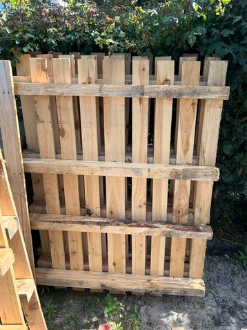 Gratis hout pallets beschikbaar voor biedingen