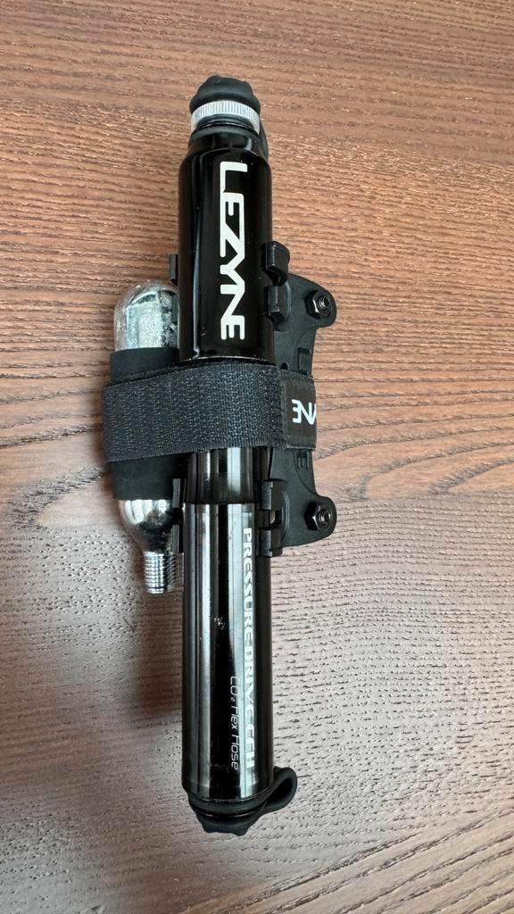 LEZYNE PRESSURE DRIVE CFH CO2 MINIPOMP 2X CO2, Fietsen en Brommers, Fietsaccessoires | Fietspompen, Zo goed als nieuw, Ophalen of Verzenden