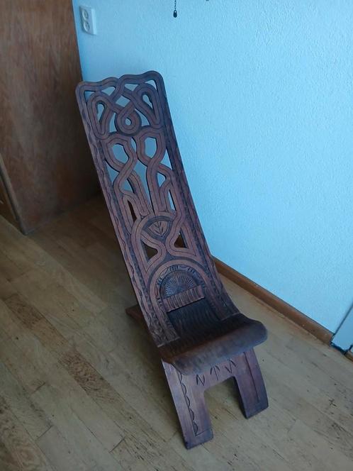 Surinaamse marron ? Houten klap stoel met houtsnijwerk, Antiek en Kunst, Kunst | Niet-Westerse kunst, Ophalen