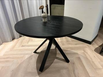 Ronde zwarte massief eiken eettafel beschikbaar voor biedingen
