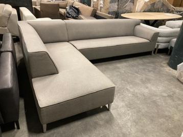 grote hoekbank stof taupe RVS poten zachte zit  305 bij 215 beschikbaar voor biedingen