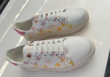 Louis Vuitton Sneakers Wit Maat 40/41 beschikbaar voor biedingen
