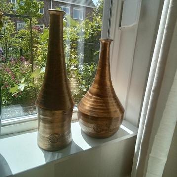 2 grote vazen, goud brons, kleur allebei hetzelfde, gaaf