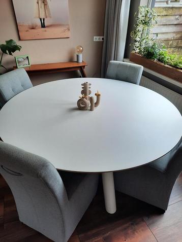 Mooie grote ronde eettafel beschikbaar voor biedingen