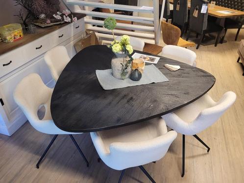 *OPRUIMING* Driehoekige Eetkamertafel Trivero €625 NU €469 6, Huis en Inrichting, Tafels | Eettafels, Nieuw, 100 tot 150 cm, 100 tot 150 cm