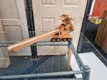 Houten vintage graafmachine beschikbaar voor biedingen