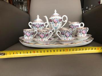 Antiek tete servies met bloemenmotief beschikbaar voor biedingen