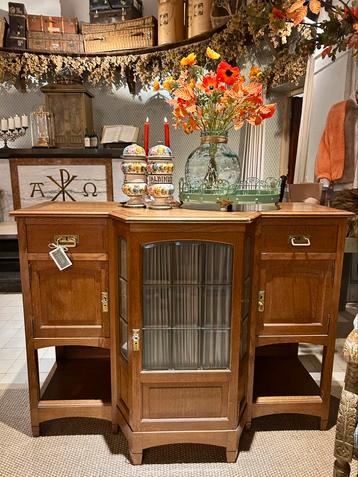 Antiek vitrine kastje, leuk als drank kast of in de gang beschikbaar voor biedingen