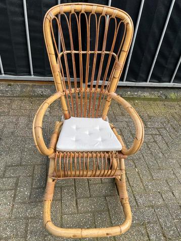 Mooie bamboe schommelstoel. beschikbaar voor biedingen