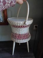Mooie retro wit-rode naai of haakmand op pootjes, Ophalen, Zo goed als nieuw, Overige typen