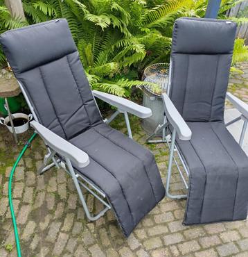2 Tuinstoelen met kussen verstelbaar / inklapbaar zwart beschikbaar voor biedingen