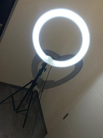 Ringlamp beschikbaar voor biedingen