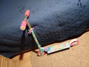 Leuke kinderstep met print beschikbaar voor biedingen