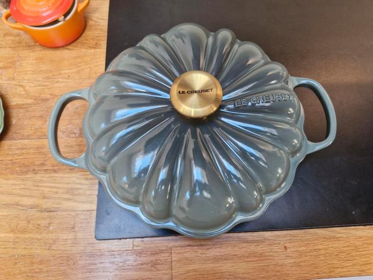 Le Creuset Pompoenpan 28cm Tijm 2,5L, Huis en Inrichting, Keuken | Potten en Pannen, Koekenpan of Braadpan, Gietijzer, Ophalen of Verzenden