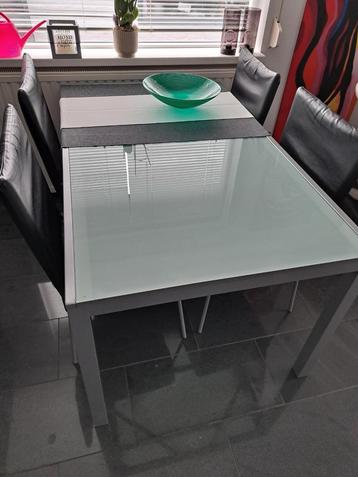 Uitschuifbare eethoek met 4 lederen stoelen beschikbaar voor biedingen