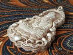 Mooie grote Chinese hanger met Guan Yin en karakters 10,5 cm, Antiek en Kunst, Ophalen of Verzenden