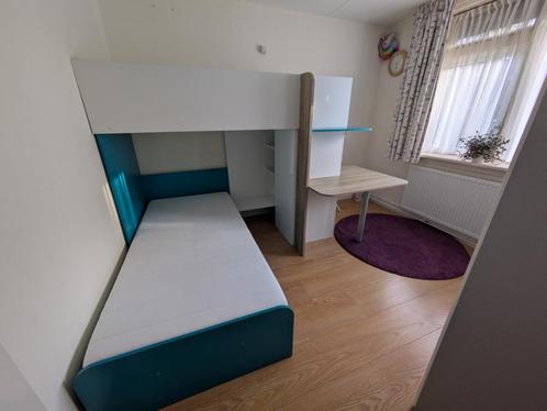 Hoek stapelbed met matrassen en bureau, Kinderen en Baby's, Kinderkamer | Stapelbedden en Hoogslapers, Zo goed als nieuw, Stapelbed